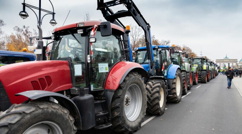 bauern protestieren mit traktoren in berlin vor dem brandenburger tor