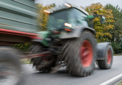 Webinar „Ernte ohne Bußgelder“: Das sollten Landwirte im Straßenverkehr beachten