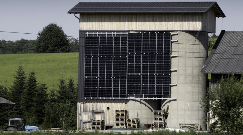 Vertikale PV-Anlage: Diese Vorteile haben Solarmodule an Silos